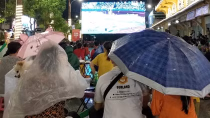 Người dân Chợ Lớn đội mưa cổ vũ U23 Việt Nam
