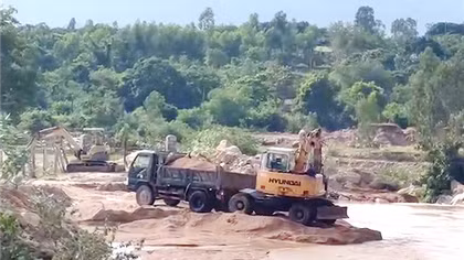 Đưa xe chuyên dụng đào múc đất cát làm biến dạng núi Đá Vôi