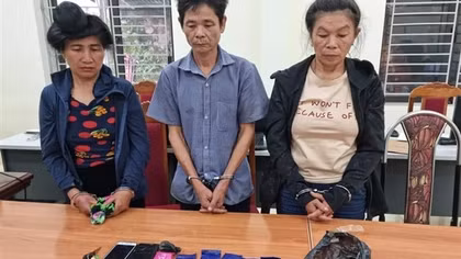 Tóm vợ, lòi ra chồng cũng ôm "hàng trắng"