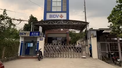 Người đàn ông bước vào ngân hàng, rút súng hô: "Cướp đây"!