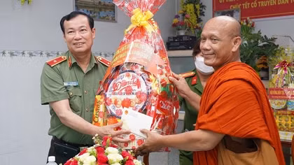 Thiếu tướng Lê Tấn Tới chúc Tết Chol Chnam Thmay tại tỉnh Cà Mau