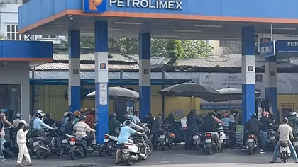 Hà Nội yêu cầu xử lí triệt để buôn bán xăng dầu bằng chai, lọ