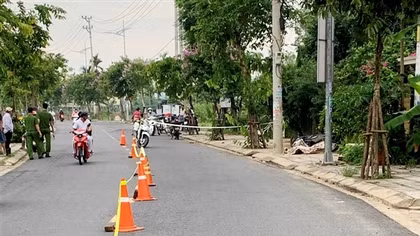 Đâm vào cột điện ven đường, hai du khách người Anh tử vong