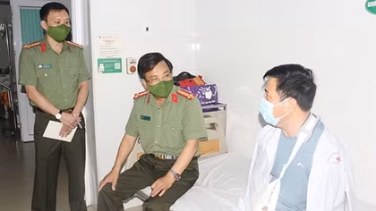 Thăm hỏi CBCS bị thương trong lúc làm nhiệm vụ