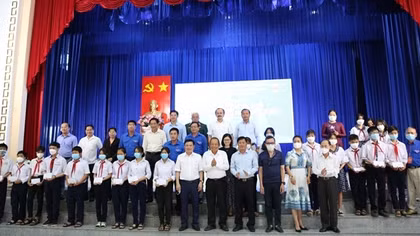 Trao hàng trăm phần quà, suất học bổng trong Chương trình hành trình "Sống mãi tuổi 20"