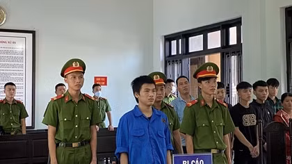 Vừa mở lời can ngăn thì bị chém gục