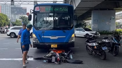 Hai người tử vong sau va chạm với xe buýt