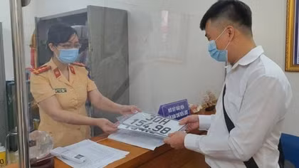 Biển số đẹp sẽ “đi theo”… người trúng đấu giá trọn đời