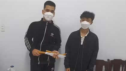 Hai thanh niên vung dao náo loạn “phố Tây” Đà Nẵng