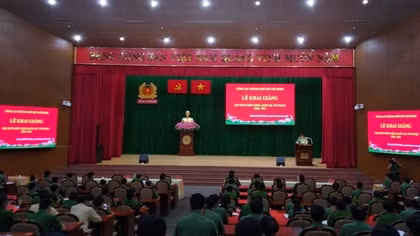 Công an TP Hồ Chí Minh tập huấn điều lệnh, quân sự, võ thuật