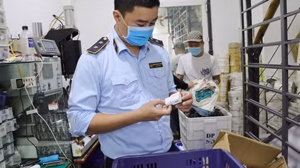 Thu giữ trên 11.200 sản phẩm sạc điện thoại, ipad giả mạo nhãn hiệu