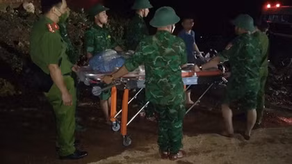 Ba người tử vong do sập tường nhà