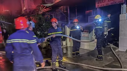 Rò khí gas, quán ăn bốc cháy lúc rạng sáng