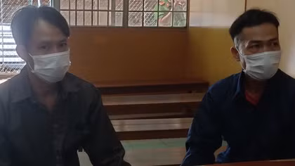 Nửa đêm mang súng “dạo chơi”, 2 thanh niên lãnh án