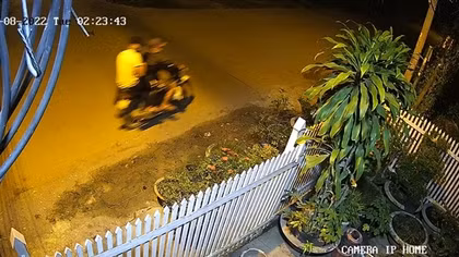 Nhậu say rồi thuê người tạt sơn vào nhà người khác