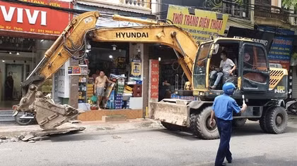 Giải toả vi phạm về TTATGT, phục vụ Quốc khánh 2/9 và Giải phóng Thủ đô 10/10