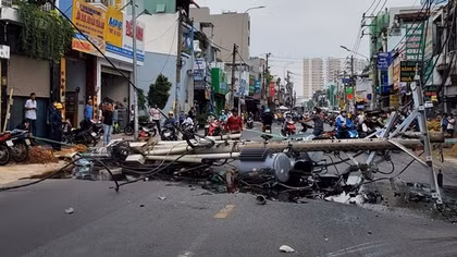 Cột điện bất ngờ đổ ngang đường