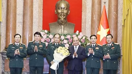 Chủ tịch nước trao quyết định thăng quân hàm Thượng tướng cho đồng chí Phùng Sĩ Tấn