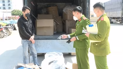 Bắt vụ vận chuyển khẩu trang và găng tay y tế không rõ nguồn gốc