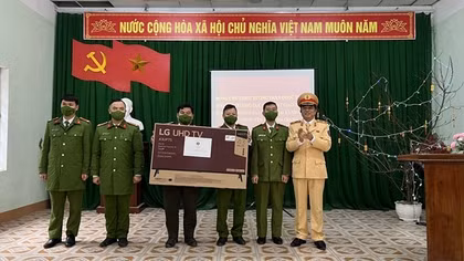 Cục CSGT thăm cán bộ tăng cường tại xã Xín Chải