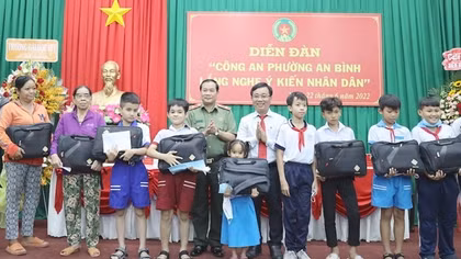 Công an phường lắng nghe ý kiến nhân dân để phục vụ tốt hơn
