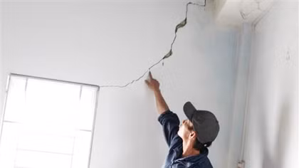 Sớm hỗ trợ nhà dân bị nứt do thi công đập hạ lưu sông Dinh