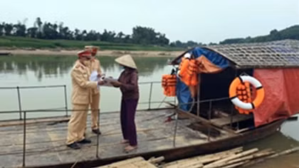 Cảnh sát xuống đò hướng dẫn an toàn cho khách