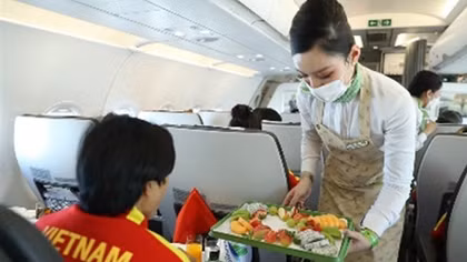 Hàng không lại chật vật tìm cách bù giá, hút khách