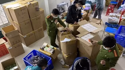 Bị phạt gần nửa tỷ đồng vì vi phạm trong buôn bán thực phẩm, mỹ phẩm