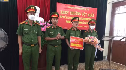 “Thưởng nóng” vụ bắt giữ đối tượng vận chuyển trái phép 30.000 viên ma túy