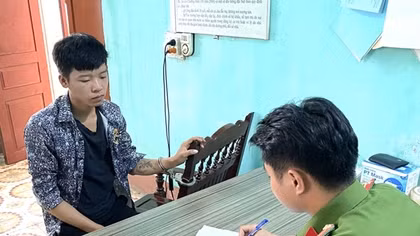 Dùng dao khống chế nam sinh lớp 11 để cướp xe máy