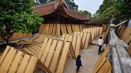 Về thương tấm liếp quê nghèo