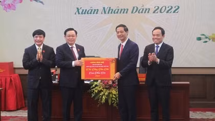Chủ tịch Quốc hội Vương Đình Huệ thăm và chúc Tết tại Hải Phòng