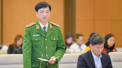 Giải trình việc thực hiện Luật cư trú về hạn chế trình giấy tờ, tài liệu khi giao dịch