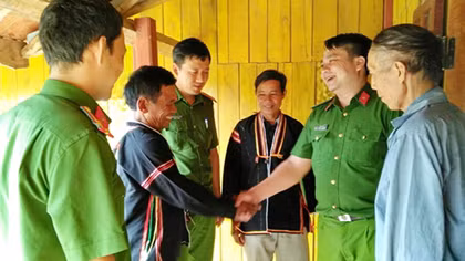Công an xã bám buôn làng giúp người dân xóa bỏ hủ tục