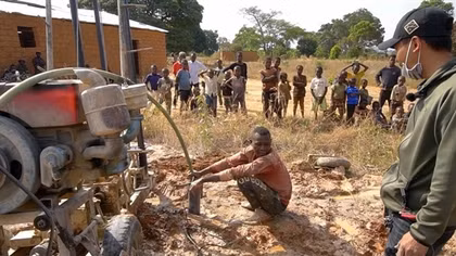 Hoa hậu Thùy Tiên xây giếng nước sạch tặng người dân Angola