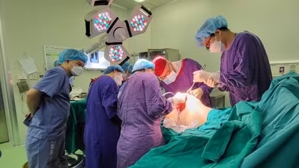 Giúp cô gái 22 tuổi mắc phì đại tuyến vú mức độ trầm trọng bớt mặc cảm
