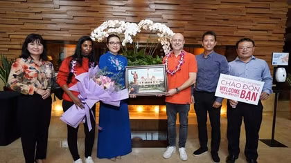 Khách du lịch đến TP Hồ Chí Minh nhận được quà lưu niệm kèm thư cảm ơn