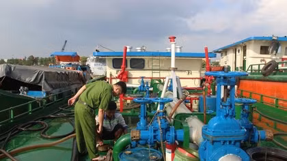 Thuyền trưởng và thuyền viên hút trộm hàng trăm lít xăng đi bán