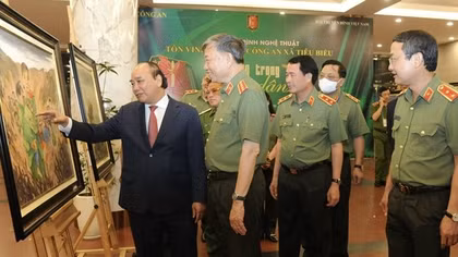 Chủ tịch nước Nguyễn Xuân Phúc dự Chương trình giao lưu nghệ thuật “Sống trong lòng dân”
