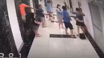 Điều tra vụ người đàn ông xô đẩy, hành hung cô gái tại thang máy