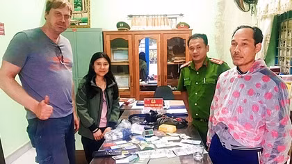 Du khách Đức và bạn gái cảm ơn Công an xã khi nhận lại tài sản giá trị