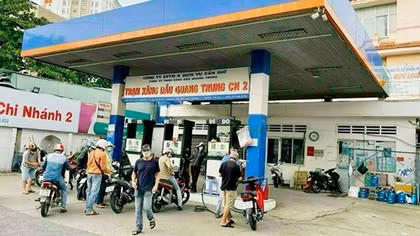 Hoa mắt với… xăng!