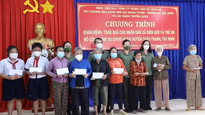 Công an tỉnh Tây Ninh tặng quà người dân nghèo và trẻ em mồ côi