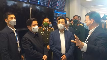 Phó Thủ tướng Thường trực yêu cầu không để tình trạng chậm, hủy chuyến bay