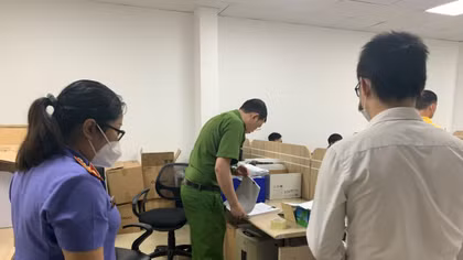 Phá két sắt khi khám xét Tập đoàn AIC Group, thu giữ nhiều tài liệu quan trọng