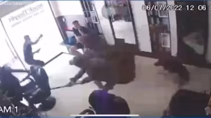 Bị chém đứt lìa bàn tay khi đang ngồi cắt tóc