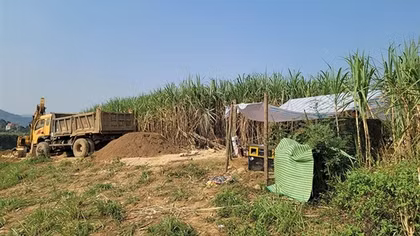 Lo sợ sạt lở đất, người dân ngăn cản doanh nghiệp khai thác cát