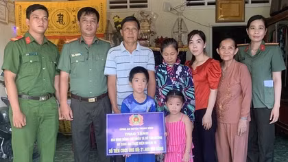 Ủng hộ, giúp đỡ gia đình cán bộ Công an hy sinh khi làm nhiệm vụ