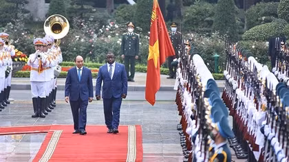 Chủ tịch nước Nguyễn Xuân Phúc đón, hội đàm với Tổng thống Sierra Leone